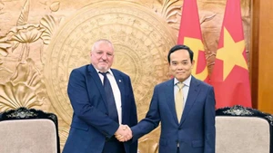 Tran Luu Quang (derecha), miembro del Secretariado del Comité Central del Partido Comunista de Vietnam y jefe de su Comisión de Políticas y Estrategias, y el presidente del Partido Socialista Húngaro, Komjáthi Imre. (Fotografía: VNA)