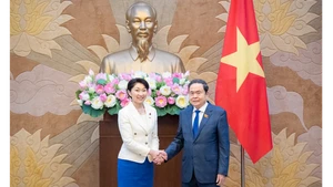 El presidente de la Asamblea Nacional de Vietnam, Tran Thanh Man, recibe a la titular de la Alianza Parlamentaria de Amistad Japón-Vietnam, Obuchi Yuko. (Foto: Nhan Dan)