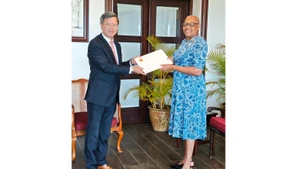 El embajador de Vietnam en Cuba, concurrente en San Cristóbal y Nieves, Le Quang Long, entrega sus cartas credenciales a la gobernadora general de ese último país, Dama Marcella Liburd. (Foto: VNA)