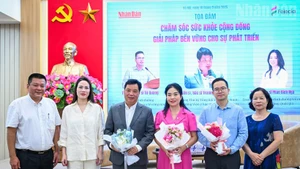 Nguyen Ngoc Thanh, jefe de la Redacción de Nhan Dan Digital (primero a la izquierda), y representantes de las marcas en el evento, entregan flores a los expertos invitados. (Foto: Nhan Dan)