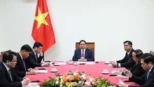 [Foto] Premier vietnamita sostiene llamada telefónica con su homólogo camboyano