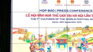 El viceministro permanente de Cultura, Deportes y Turismo de Vietnam, Le Hai Binh, interviene en la rueda de prensa. (Foto: VGP)