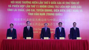 Los secretarios del Comité del Partido Comunista de Vietnam en las provincias de Lai Chau, Lao Cai, Tuyen Quang y Dien Bien, y el secretario del Comité del Partido Comunista de China en la provincia de Yunnan, firman el acta de su quinta conferencia. (Foto: Nhan Dan)