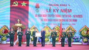 El secretario general del Partido Comunista de Vietnam, To Lam, entrega la Orden Ho Chi Minh a las Fuerzas Armadas de la Región Militar 1.