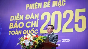 Le Quoc Minh, miembro del Comité Central del Partido, presidente-editor del periódico Nhan Dan, subjefe de la Comisión de Propaganda y Movilización de Masas de ese comité y titular de la Asociación de Periodistas de Vietnam, interviene en el acto. (Fotografía: Nhan Dan)