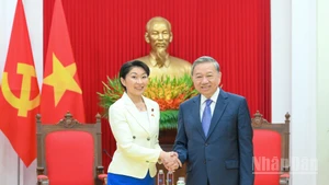 El secretario general del Partido Comunista de Vietnam, To Lam, y la presidenta de la Alianza de Amistad Parlamentaria Japón-Vietnam, Obuchi Yuko. (Foto: Nhan Dan)