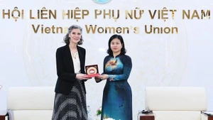 Nguyen Thi Tuyen, vicepresidenta del Comité Central del Frente de la Patria y presidenta de la Unión de Mujeres de Vietnam, entrega un obsequio a Ramla Khalidi, representante residente del Programa de las Naciones Unidas para el Desarrollo en Vietnam. (Foto: VNA)
