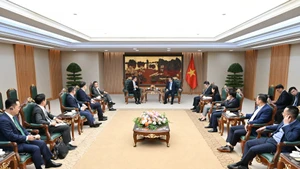 [Foto] Premier vietnamita se entrevista con ejecutivos de grupos surcoreanos Dunamu y Hana