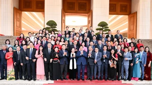 [Foto] Premier vietnamita se reúne con miembros destacados del sector educativo