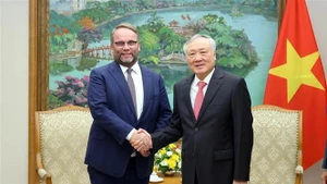 El viceprimer ministro permanente de Vietnam, Nguyen Hoa Binh (derecha), recibe a Timon Gremmels, ministro de Investigación, Arte y Cultura de Hesse. (Foto: VNA)