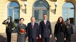 El presidente de Finlandia, Alexander Stubb, y su esposa presiden la ceremonia de bienvenida oficial al secretario general del Partido Comunista de Vietnam, To Lam, y su esposa, que se encuentran de visita oficial en el país nórdico. (Foto: VNA)