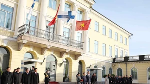 Panorama de la ceremonia de bienvenida al secretario general del Partido Comunista de Vietnam, To Lam, y su esposa, en Finlandia. (Foto: VNA)