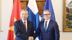 El secretario general del Partido Comunista de Vietnam, To Lam (izquierda), y el primer ministro de Finlandia, Petteri Orpo. (Foto: VNA)