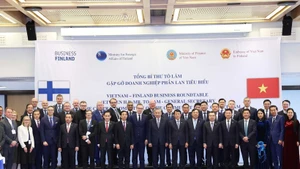 El secretario general del Partido Comunista de Vietnam, To Lam, posa junto con delegados a la cita. (Foto: VNA)