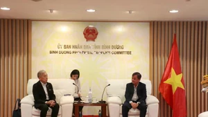 Dirigentes de la provincia de Binh Duong se reúnen con el Grupo japonés de Tokyu para discutir el desarrollo del sistema ferroviario ligero en la ciudad de Thu Dau Mot. (Fotografía: VNA)