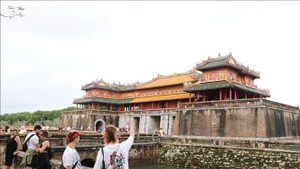 Turistas visitan la puerta de Ngo Mon de la Ciudadela Imperial de Hue. (Foto: VNA)