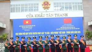 La Guardia Fronteriza de Vietnam y China colaboran en la divulgación legal del programa “Migración - Guardia Fronteriza” Vietnam - China del año 2025. (Foto: VNA)