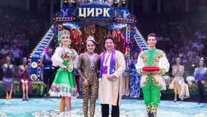 Otorgan la medalla de bronce a la artista Luu Thi Huong. (Fotografía: Federación de Circo de Vietnam)