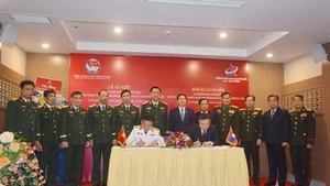 Escena del acto de firma. (Foto: qdnd.vn)