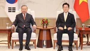 El secretario general del Partido Comunista de Vietnam, To Lam (izquierda), y el presidente de Corea del Sur, Lee Jae Myung. (Foto: VNA)