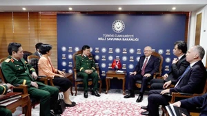 El viceministro de Defensa vietnamita Hoang Xuan Chien se reúne con el ministro de Defensa turco, Yasar Guler. (Foto: VNA)