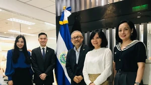 El embajador de El Salvador en Vietnam, Rubén Omar Orozco Burgos (centro), y delegados al acto de entrega. (Foto: Khac Kien)