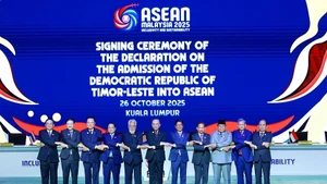 El primer ministro de Vietnam, Pham Minh Chinh (cuarto a la izquierda), posa junto con jefes de delegación a la ceremonia inaugural de la 47ª Cumbre de Asean y las reuniones de alto nivel relacionadas.