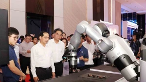 El viceprimer ministro de Vietnam Bui Thanh Son inspecciona los preparativos para el Foro Económico de Otoño 2025. (Foto: VNA)