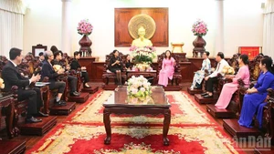 Escena de la reunión entre la embajadora de Tailandia en Vietnam, Urawadee Sriphiromya, y Nguyen Thi Ngoc Diep, vicepresidenta del Comité Popular de Can Tho. (Foto: Nhan Dan)