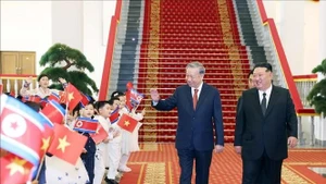 El secretario general del Partido Comunista de Vietnam, To Lam, y el secretario general del Partido del Trabajo de Corea y presidente de la Comisión de Asuntos Estatales del país anfitrión, Kim Jong Un, junto con los niños en la ceremonia de bienvenida. (Foto: VNA)