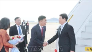 El embajador de Vietnam en Corea del Sur, Vu Ho, recibe al presidente Luong Cuong en el aeropuerto militar de Gimhae, en la ciudad surcoreana de Busán. (Foto: VNA)