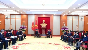 El secretario general del Partido Comunista de Vietnam, To Lam (derecha), y el gobernador de la prefectura japonesa de Kanagawa, Kuroiwa Yuji. (Foto: Nhan Dan)