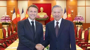 El secretario general del Partido Comunista de Vietnam, To Lam (derecha), y el presidente de Francia, Emmanuel Macron. (Fotografía: VNA)