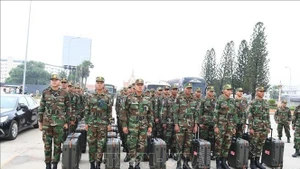 Oficiales y soldados del Ejército Real de Camboya en el Puerto Fronterizo Internacional de Moc Bai. (Foto: VNA)