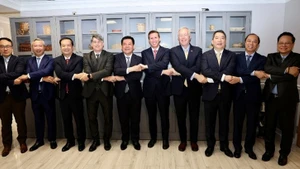El ministro de Industria y Comercio de Vietnam, Nguyen Hong Dien (quinto desde la izquierda), posa junto al presidente del USABC y ejecutivo del Fondo de Inversión Warburg Pincus, Jeffrey Pearlman (sexto desde la izquierda), y otros delegados a la reunión. (Fotografía: Nhan Dan)