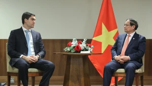 El primer ministro de Vietnam, Pham Minh Chinh (derecha), recibe a Daniel Guardado, director general de Desarrollo de Negocios de Vale, grupo multinacional especializado en metales, minería y logística. (Fotografía: VGP)