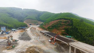 Los contratistas están reforzando el personal, la maquinaria y los equipos para acelerar el progreso de los proyectos clave de transporte. (Fotografía: VNA)