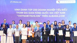 Representantes de empresas típicas que participan en el "Pabellón Nacional de Vietnam" en Alibaba.com. (Fotografía: hanoimoi.vn)