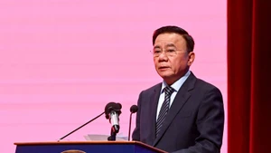 Tran Cam Tu, miembro del Buró Político y permanente del Secretariado del Comité Central del PCV, interviene en la cita. (Foto: Nhan Dan)