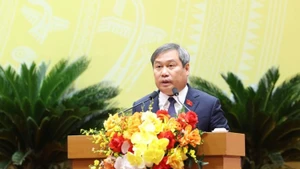 El presidente del Comité Popular de Hanói, Vu Dai Thang, interviene en la reunión. (Foto: Nhan Dan)
