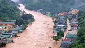 El rio Nam Mo, a su paso por la comuna de Muong Xen, mantiene un nivel de agua muy alto. (Foto: VNA)