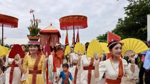 El baile con abanicos de las jóvenes Cham es como las coloridas alas de una mariposa que dan la bienvenida a la procesión con vestimentas tradicionales, un símbolo de vida y alegría. (Foto: VNA)