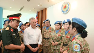 El teniente general Hoang Xuan Chien, viceministro de Defensa de Vietnam, y el subsecretario general de Defensa de Australia, Hugh Jeffrey, conversan con las oficiales de la fuerza de mantenimiento de la paz del país indochino. (Foto: Nhan Dan)