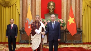 El secretario general del Partido Comunista y presidente del Estado, To Lam (derecha), recibe al embajador de Bután en Vietnam, Kinzang Dorji, quien acude a presentar sus cartas credenciales el 17 de septiembre de 2024. (Foto: VNA)
