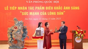 El presidente de la Asamblea Nacional de Vietnam, Tran Thanh Man, y el artesano Bui Van Tu en el acto. (Foto: Nhan Dan)