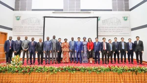 El vicepresidente de la Asamblea Nacional de Vietnam Vu Hong Thanh y los delegados a la cita. (Foto: VNA)