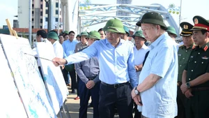 El secretario general del Partido Comunista de Vietnam, To Lam, escucha a un dirigente de Thai Nguyen informar la labor de superación de consecuencias del tifón Matmo y las inundaciones bajo su impacto. (Foto: Nhan Dan)