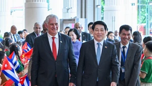 El presidente de Vietnam, Luong Cuong, y el primer secretario del Comité Central del Partido Comunista y presidente de Cuba, Miguel Díaz-Canel Bermúdez, llegan al evento. (Foto: Nhan Dan)