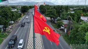[Foto] Ciudad Ho Chi Minh se tiñe de rojo en vísperas del Día Nacional