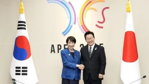 El presidente de Corea del Sur, Lee Jae Myung (derecha), en reunión con la primera ministra de Japón, Sanae Takaichi, al margen de la Conferencia de Líderes del Foro de Cooperación Económica Asia-Pacífico (APEC) en la ciudad surcoreana de Gyeongju, el 30 de octubre de 2025. (Foto: VNA)